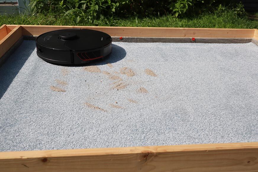 The Roborock S7 MaxV cleans sand on a carpet in the test.